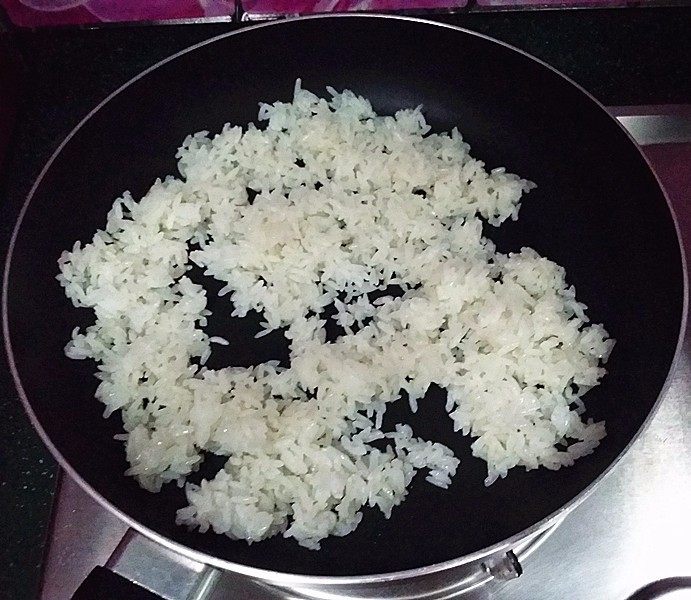 什锦炒饭,重新倒油,放入米饭炒散