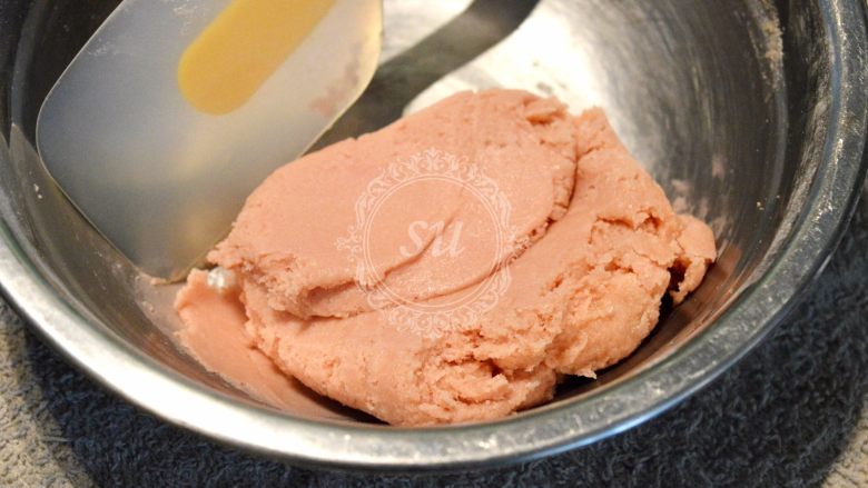 法式甜点——意式马卡龙Macaron,加入C中的蛋白后,混合拌匀。会比较硬不好拌,考验你的手劲儿~~