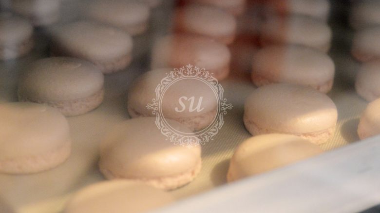 法式甜点——意式马卡龙Macaron,晾好皮之后放入烤箱,转160℃,烘烤13分钟。到时间后再转130℃烘烤5分钟