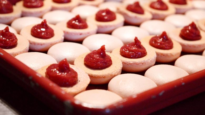 法式甜点——意式马卡龙Macaron,喜欢什么馅儿就夹什么馅儿~如果你想尝试老干妈,韭菜鸡蛋我也没意见~哈哈哈哈 我用的是前一天自己熬的覆盆子果蓉做的夹馅。
