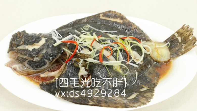 清蒸多宝鱼,最后鱼装盘,淋上烧开的热油和<a style='color:red;display:inline-block;' href='/shicai/ 864'>蒸鱼豉油</a>即可。