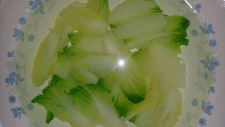 大骨肉臊面,待大骨汤差不多炖好,下<a style='color:red;display:inline-block;' href='/shicai/ 526'>面条</a>,煮好,捞出,过凉水。白菜洗净,热水焯熟,过凉水。放一张白菜过凉水的照片,太美了。
