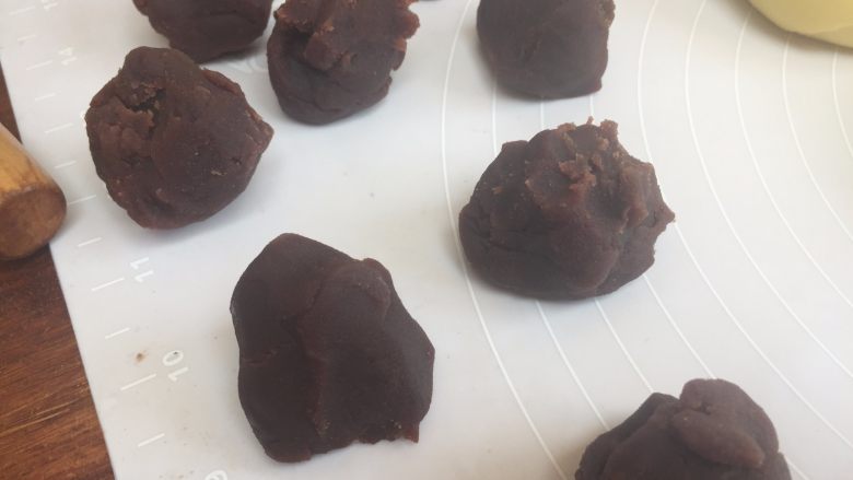 花朵豆沙面包,期间,可以准备好豆沙,一个个揉成圆球状;