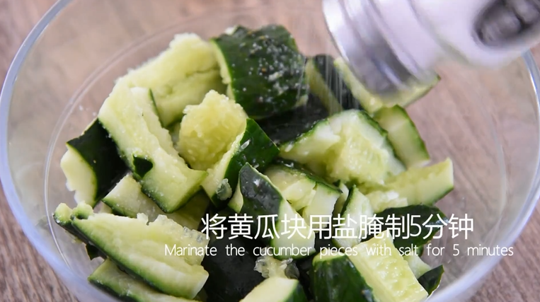 拍黄瓜好吃的秘籍,看一遍就懂!,将黄瓜块用盐腌制5分钟