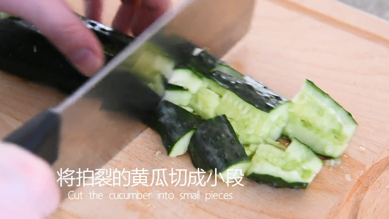 拍黄瓜好吃的秘籍,看一遍就懂!,将拍裂的黄瓜切成小段