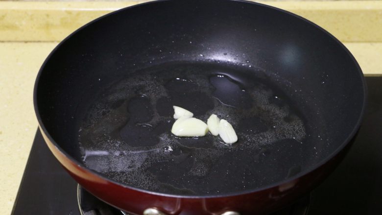 甜豆炒腊肠,
锅中留底油,放入蒜米爆香