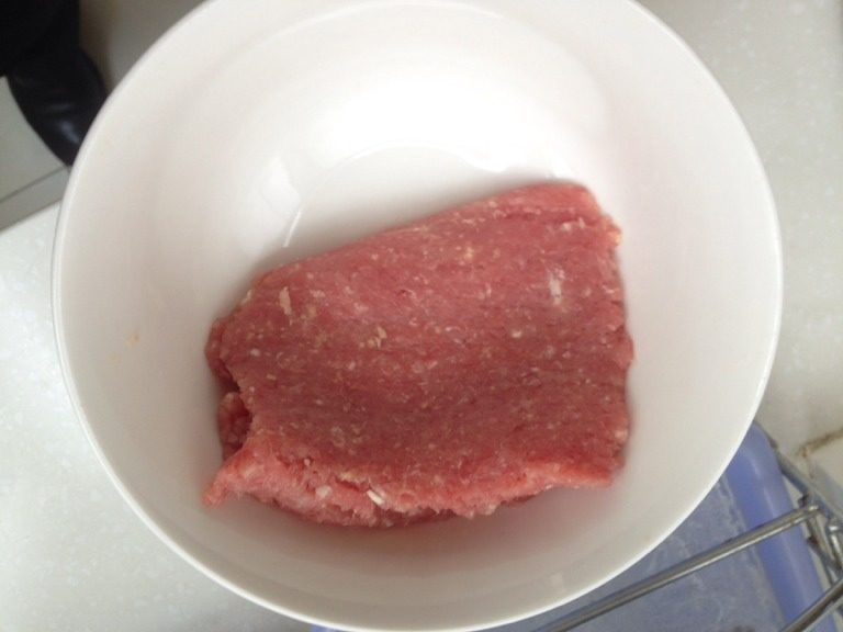肉丸,剁肉莫剁肉的时候放葱姜一起剁