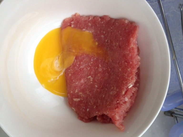 肉丸,肉莫弄好后放蛋黄放一些去惺的料酒鲜抽类调料放上咖喱粉少许油顺方向搅拌即可,最后放盐淀粉搅拌待用。。。