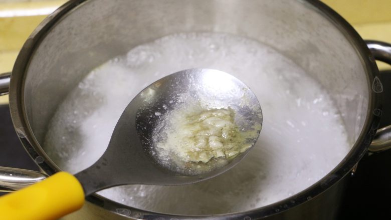 红枣花生凤爪汤,
水开后,用勺子撇去浮沫