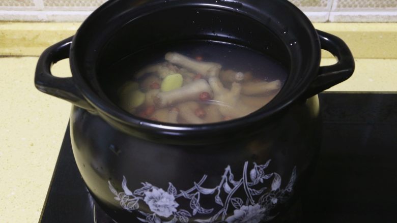 红枣花生凤爪汤,水量自己掌握,也不要太过于多,正常煲汤的水量即可