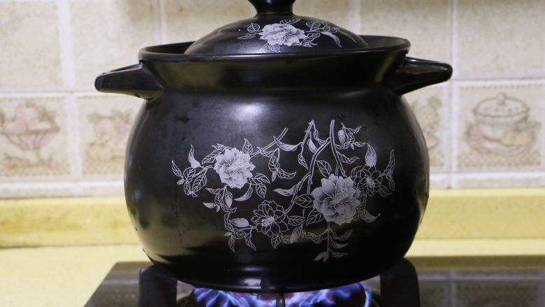 红枣花生凤爪汤,盖好锅盖,大火煮开后转小火慢炖45分钟