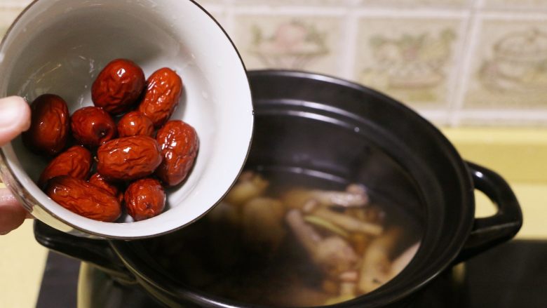 红枣花生凤爪汤,打开锅盖,放入红枣后,继续煲1个小时左右至花生熟软