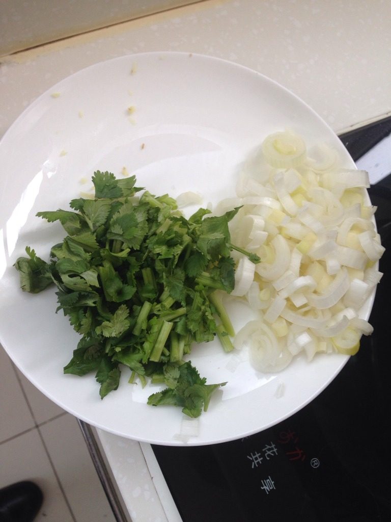 肉丸,香菜葱花备用。。。