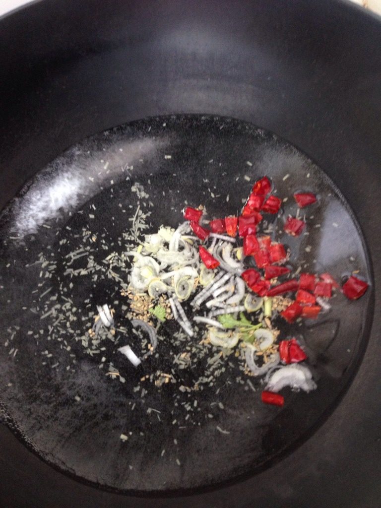 肉丸,做汤,放姜莫少量葱花干尖椒放咖喱粉酱油料酒煮开后放肉丸放时不要用手用筷子夹或勺子不要用手捏放入煮开2分钟就好,然后放香菜葱花蛋清,出锅时倒少许香油提香