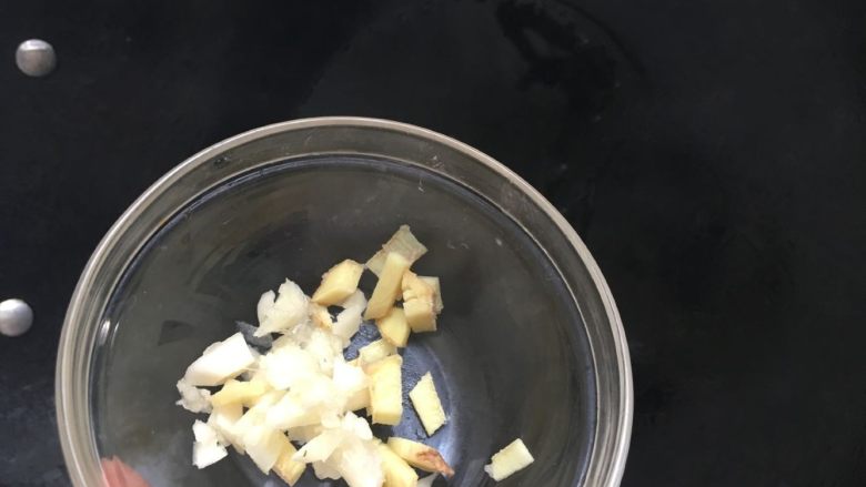 辣炒花蛤:让舌头欲罢不能的美味儿,放入姜蒜末爆锅