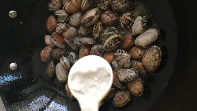 辣炒花蛤:让舌头欲罢不能的美味儿,加入半茶匙的盐