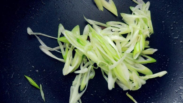 葱爆羊肉, 热锅热油,爆香葱丝