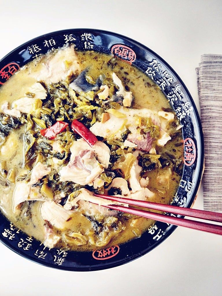 家常酸菜鱼,用少许热油淋在蒜片上,味道更香。