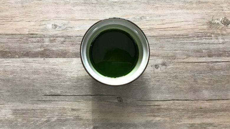 樱花草莓慕斯,先做蛋糕体。我用的新鲜斑斓叶打汁来制作的,取斑斓叶4张,加水40g,用破壁机打出汁水,静置半小时后,斑斓汁色素会沉淀下去,用小勺子撇去上层的
