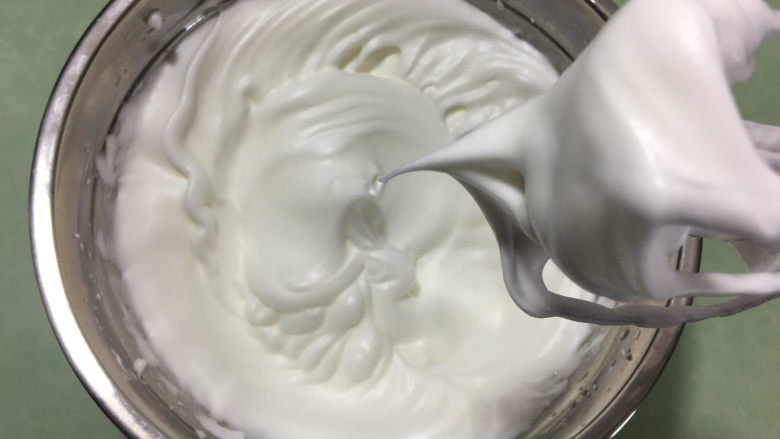 肉松蛋糕卷,蛋白分三次加白砂糖打发至打蛋器提起,蛋白霜呈小弯勾。