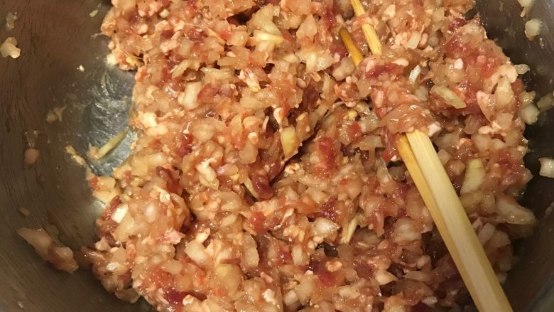 营养美味一锅炖,如果要自制丸子按照如下做法:牛肉馅加入鸡蛋、料酒、盐、花椒粉、<a style='color:red;display:inline-block;' href='/shicai/ 10588'>糖</a>等材料,搅拌至牛肉粘稠上劲.