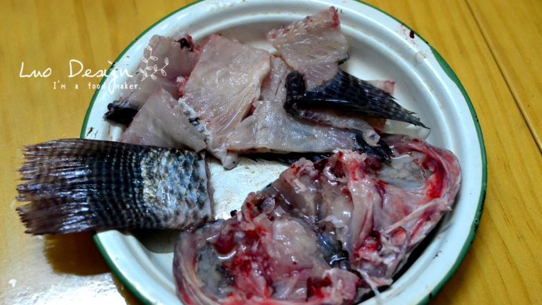香煎罗非鱼,每块鱼身肉切成3块,一共6块,
鱼身骨切成小块(包括鱼尾),
和刚才的鱼头放在一起备用。