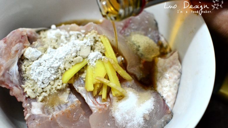 香煎罗非鱼,腌制鱼肉。
加入盐、味精、胡椒粉、生粉、料酒,
用手抓匀腌制15分钟。
胡椒粉不要不舍得放,
最后的味道惊艳有它的一份功劳!
腌制出来的液体不要倒掉。