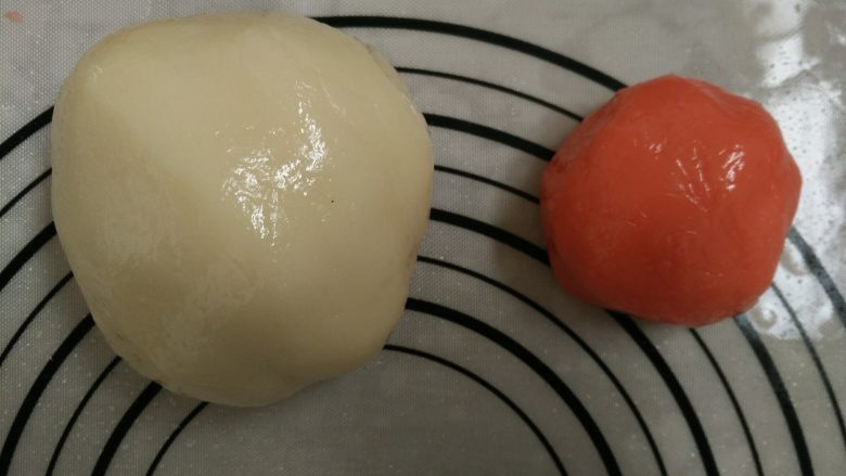 花朵冰皮月饼,7.取出100克放入2滴红色色素揉均匀(可以放红曲米粉,我家里没有了,又想做出漂亮的花朵所以用了两滴色素)