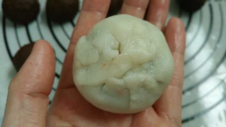 花朵冰皮月饼,11.收紧口,揉圆