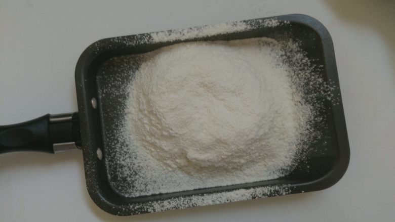 闪电泡芙,2.水、盐、糖、黄油一起放入锅里,用中火加热并搅拌均匀。