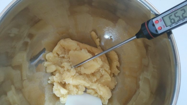 闪电泡芙,4.把面糊搅散,使面糊散热。等面糊冷却到60-65摄氏度的时候,就可以加入蛋液
