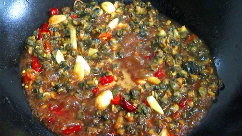 韭香螺蛳肉,加适量<a style='color:red;display:inline-block;' href='/shicai/ 788'>生抽</a>,也可以滴几滴老抽、放入蒜头辣椒红烧