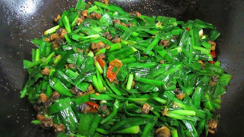 韭香螺蛳肉,快速翻炒,火要调至中火,稍微变色即可关火入盘,韭菜不要炒至太长的时间