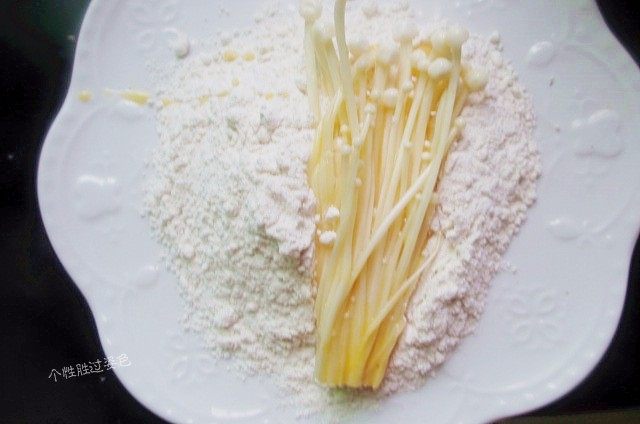 孜然黄金金针菇,再放入面粉盘里,薄薄的裹上一层粉