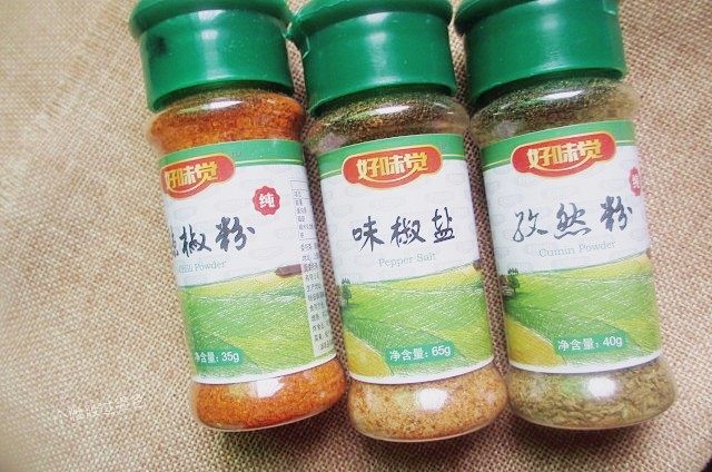 孜然黄金金针菇,按照自己的口味,撒上你喜欢的调味料,我加的是老窖分、孜然、和椒盐