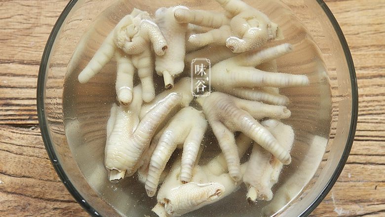 泡椒鸡爪,煮好捞鸡爪出后,放入凉白开内浸泡一会儿,倒掉水,再用凉白开冲洗一次,沥干;