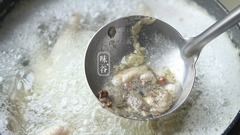 泡椒鸡爪,中途要用勺子撇去血沫,这样才不会有腥味;