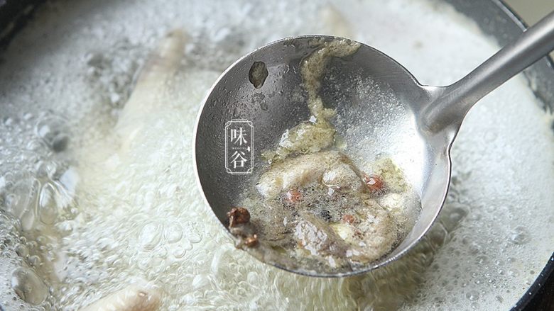 泡椒鸡爪,中途要用勺子撇去血沫，这样才不会有腥味;