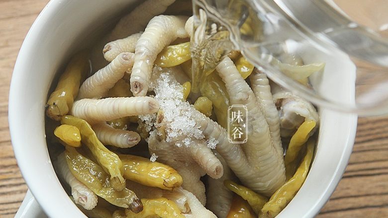 泡椒鸡爪,倒入适量凉白开,刚好没过鸡爪就行;