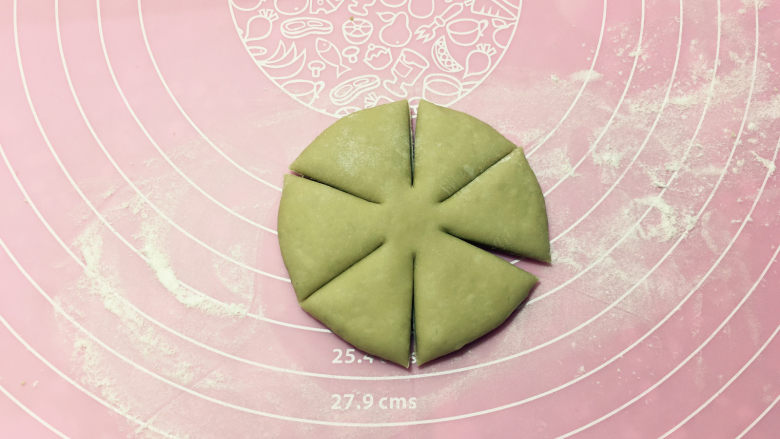 红糖花朵馒头,用刀切六刀,中间不要切断。