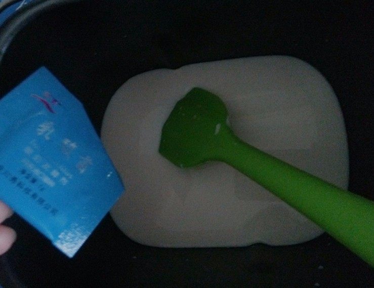 大果粒芒果酸奶,倒入1袋乳酸菌,搅拌均匀