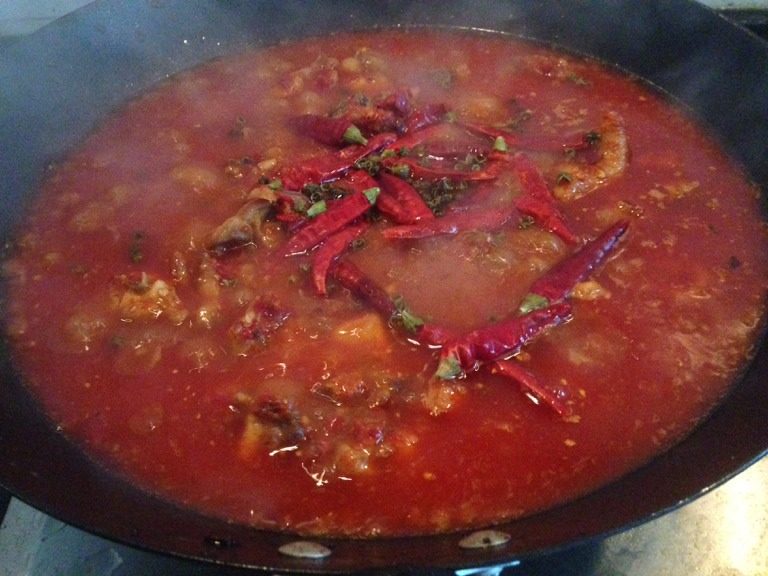 贵州辣子鸡,如图最后加入高汤或开水(没过鸡肉)在加一点干辣椒花椒转小火闷
