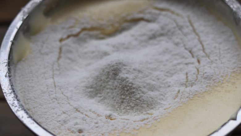杯子蛋糕,筛入低粉,翻拌均匀!倒入模具「如果不打算做可可味,可直接全部倒入模具,进行下一步烘烤」烤箱预热130度。