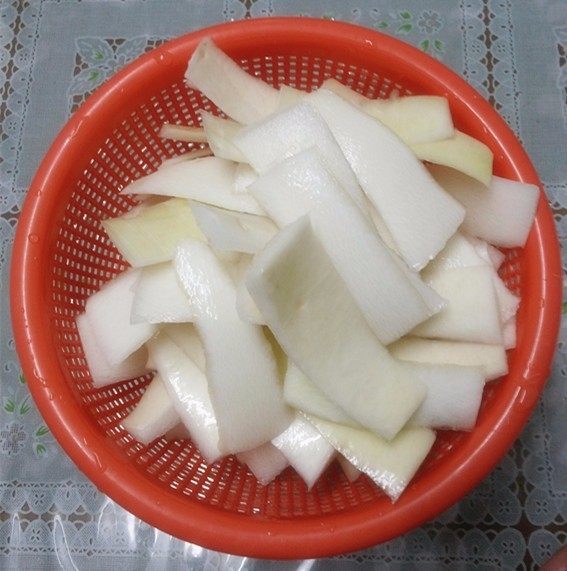 韩式辣萝卜皮,全部削好备用