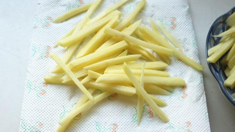 炸薯条,最好用厨房纸吸干表面水分,不吸也没关系。