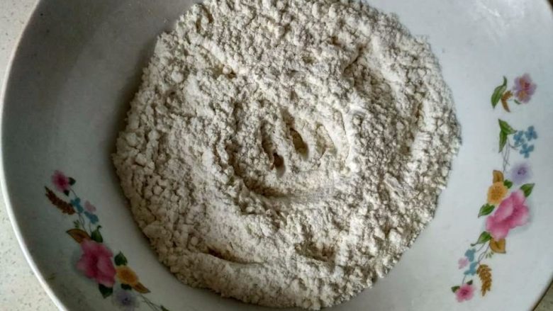 单饼版鸡蛋饼-菜煎饼,找一个无油无水的大腕或者盆子,我做的饼比较少,就直接用大腕。
中间挖个小窝,方便下一步倒水