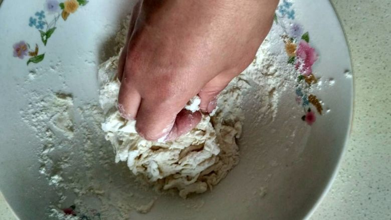 单饼版鸡蛋饼-菜煎饼,用手揉面絮,慢慢成团
