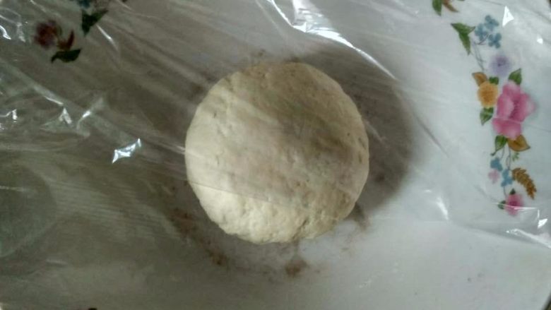 单饼版鸡蛋饼-菜煎饼,罩上保鲜膜放旁边备用,准备里面的菜
(没有保鲜膜直接拿个盘子盖上面,简单粗暴,但也有用)