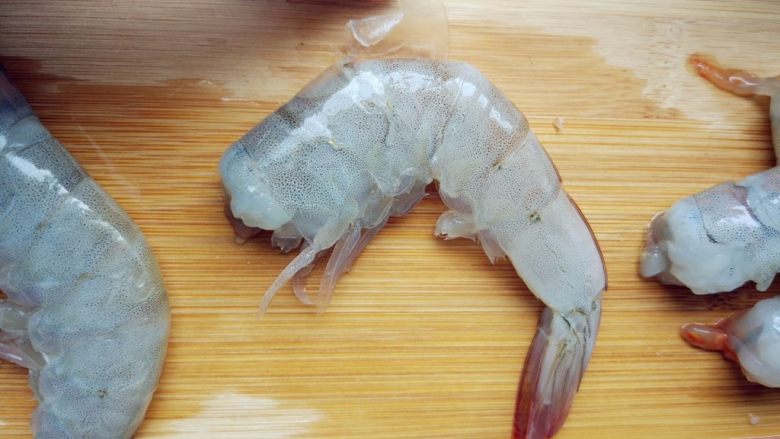 奶酪蝴蝶虾饭团,从第三节腹部开始,剥掉壳