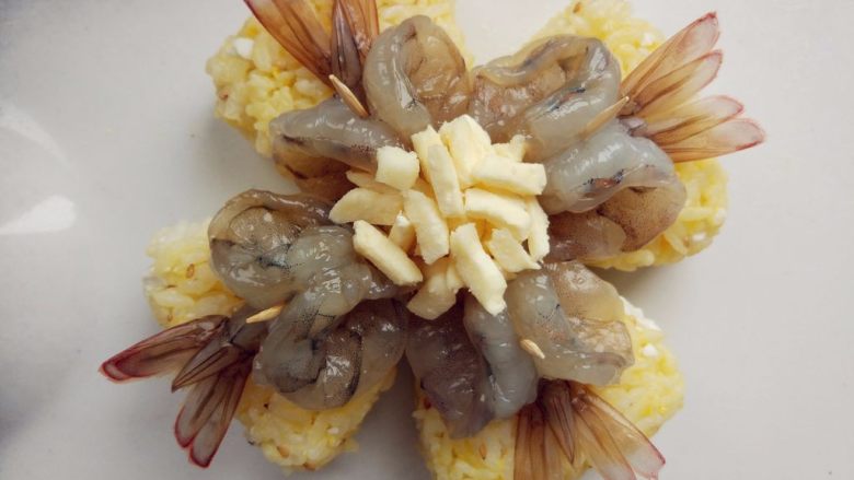 奶酪蝴蝶虾饭团,摆在饭团上,或者摆在烤盘里都可以,中间撒少许<a style='color:red;display:inline-block;' href='/shicai/ 884'>奶酪</a>碎